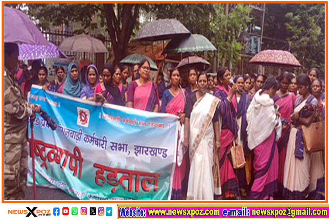 झारखंड : आंगनबाड़ी साहिका-सेविका ने भारी बारिश में किया प्रदर्शन