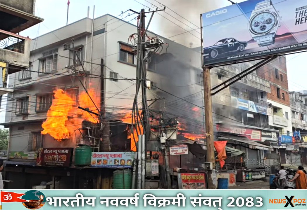 झारखंड : धनबाद में बैंक मोड़ स्थित दुकान में लगी भीषण आग, हादसा टला-ब्लास्ट होने से बचा सिलेंडर