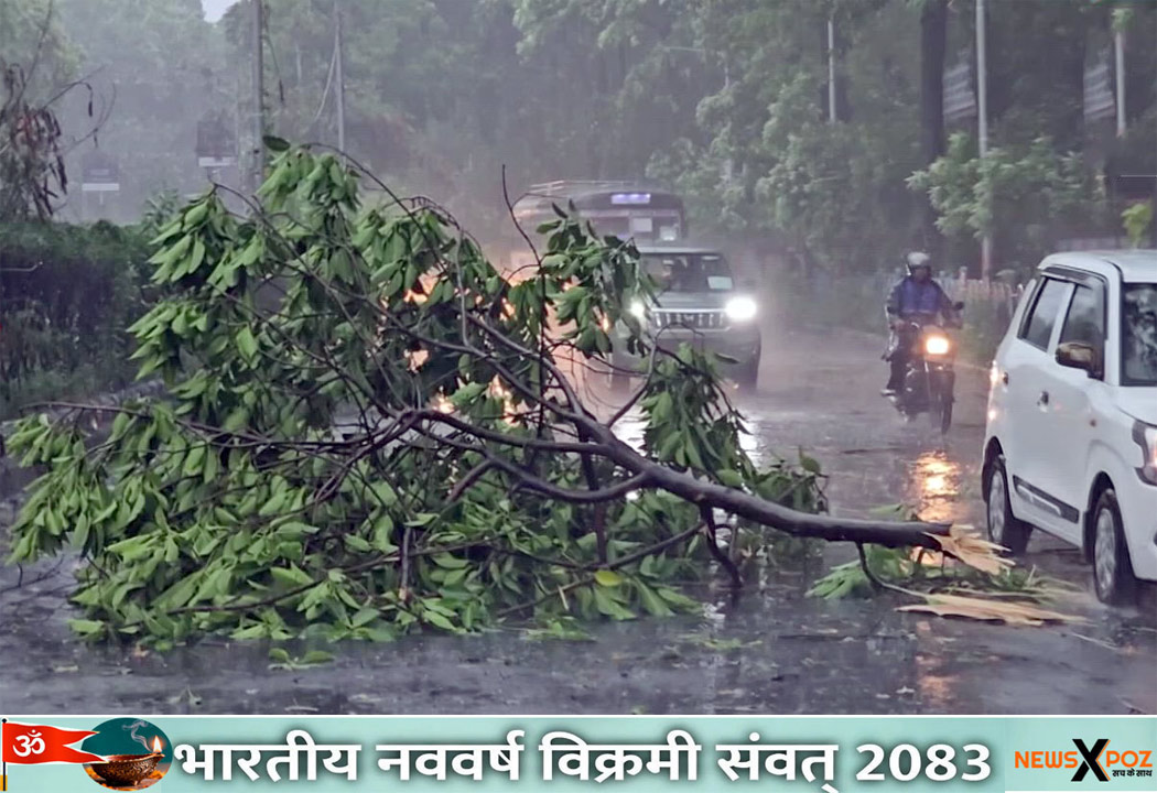 बंगाल : कोलकाता में तूफ़ान-बारिश से जनजीवन प्रभावित, कई पेड़ गिरे-बिजली आपूर्ति भी बाधित